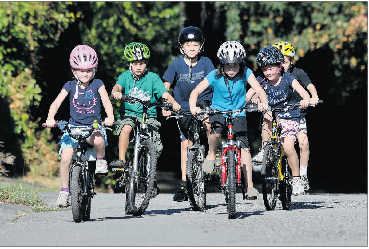 Ride their bikes. Дети с велосипедом. Американские дети на велосипедах. Деревенские дети на велосипеде. Велоспорт для детей.